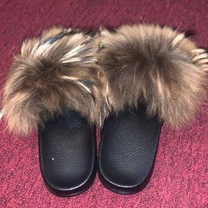 Amazing faux fur slides size 9